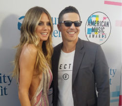 Financial advisor Matt Deaton poses on the American Music Awards red carpet with Heidi Klum.